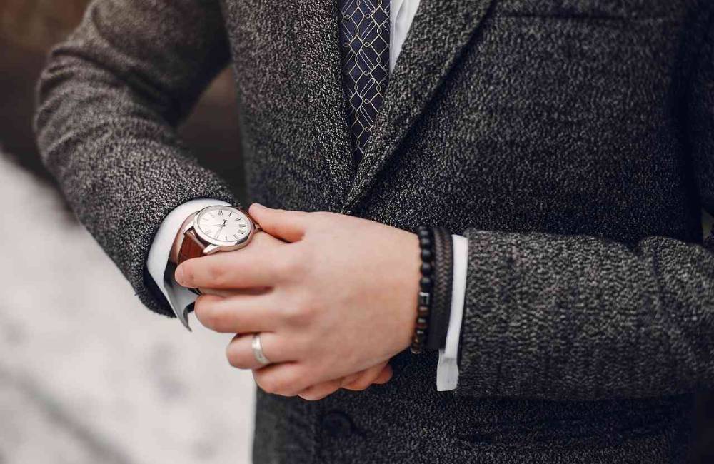 Zegarek do smokingu i eleganckiego garnituru &ndash; 5 żelaznych zasad dress code'u, kt&oacute;rych nie możesz złamać.