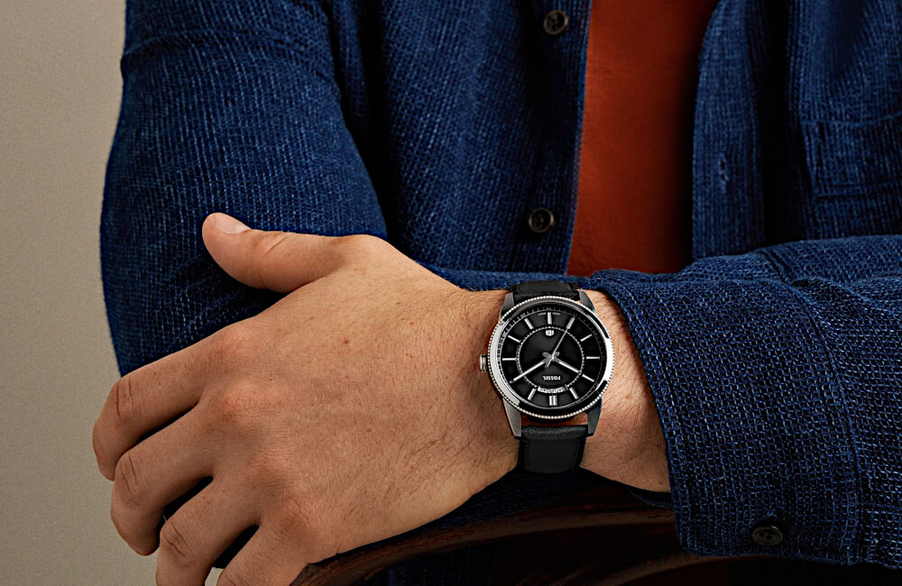 Męska elegancja w stylu Casual: Zegarki Fossil, kt&oacute;re idealnie dopełnią jesienny kardigan i marynarkę.